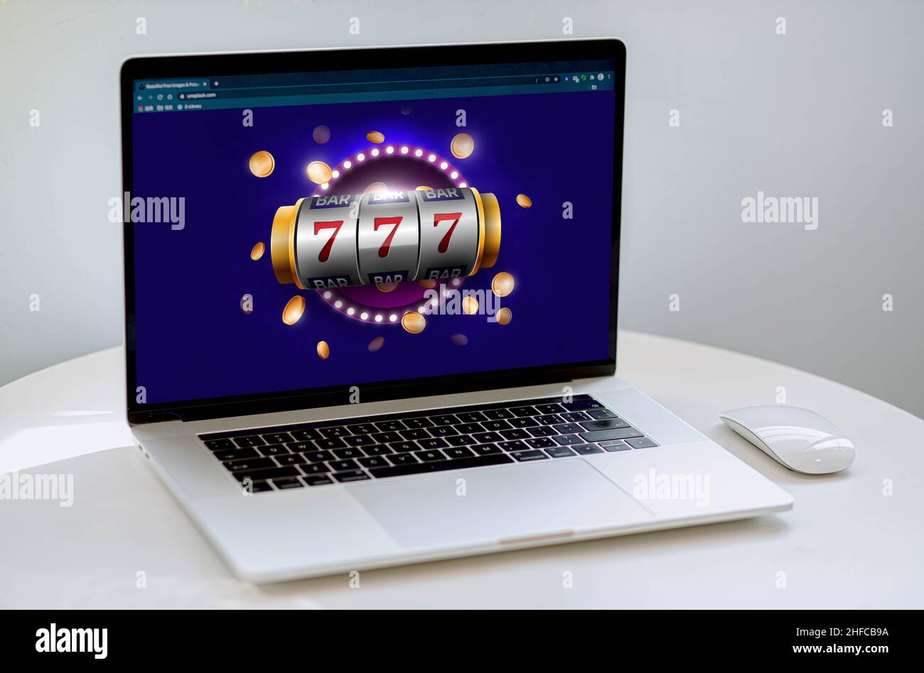 Slot machine online. Casinò virtuale, gioco d'azzardo da casa, sul computer. Gioca per vincere. Foto Stock