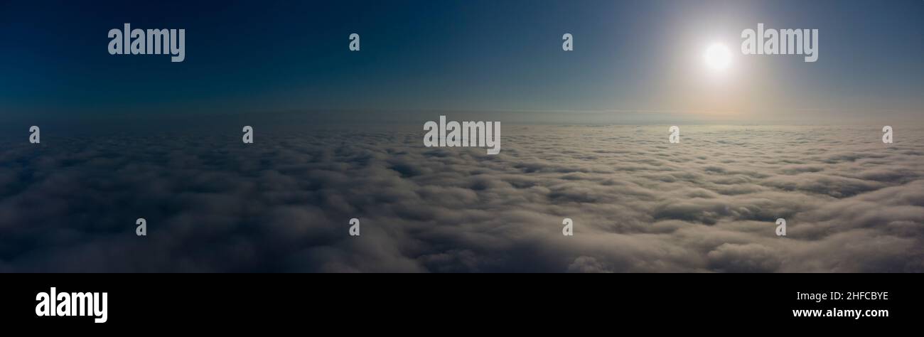 Panorama del cielo sopra le nuvole Foto Stock