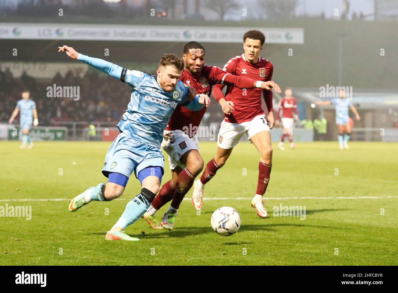 NORTHAMPTON, REGNO UNITO. JAN 16th Forest Green Rovers Nicky Cadden sfida Ali Koiki di Northampton Town durante la seconda metà della partita della Sky Bet League 2 tra Northampton Town e Forest Green Rovers al PTS Academy Stadium di Northampton sabato 15th gennaio 2022. (Credit: John Cripps | MI News) Credit: MI News & Sport /Alamy Live News Foto Stock