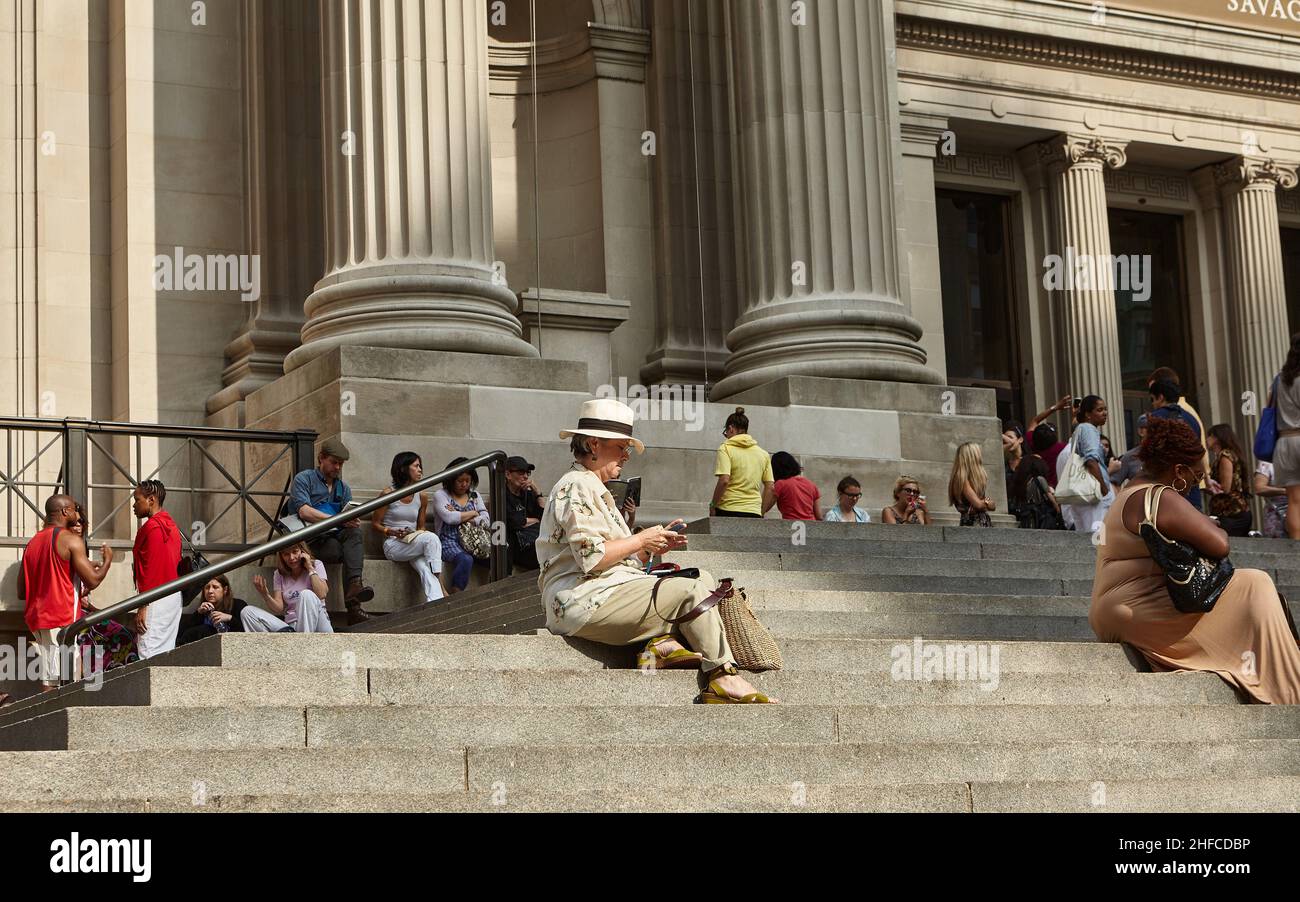 La gente sui passi al di fuori del Metropolitan Museum of Art di New York City. Foto Stock