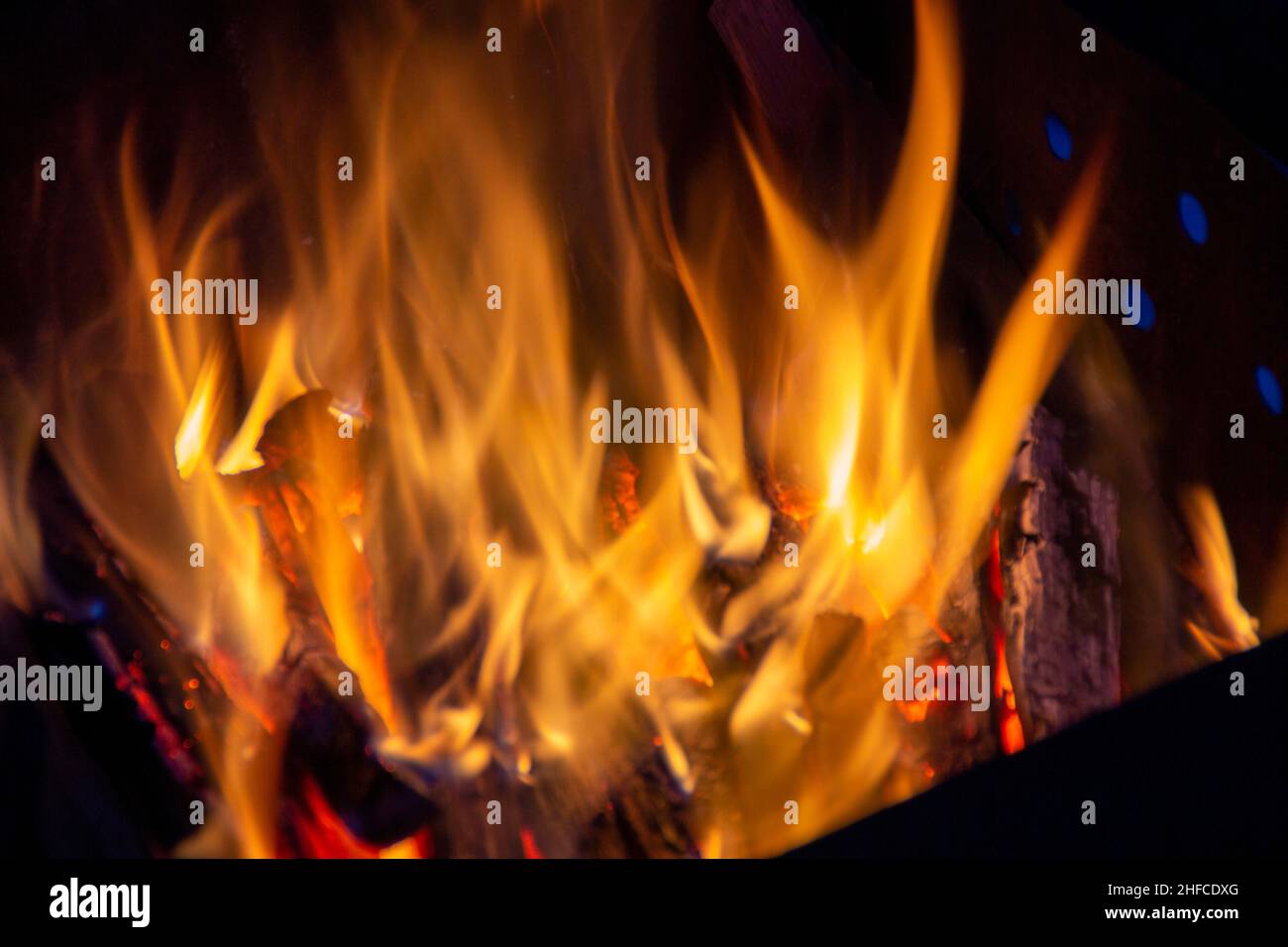 Calore energia calore vicino, rosso e giallo, energia calore in corrispondenza del punto di carburante alle luci notturne su uno sfondo nero Foto Stock