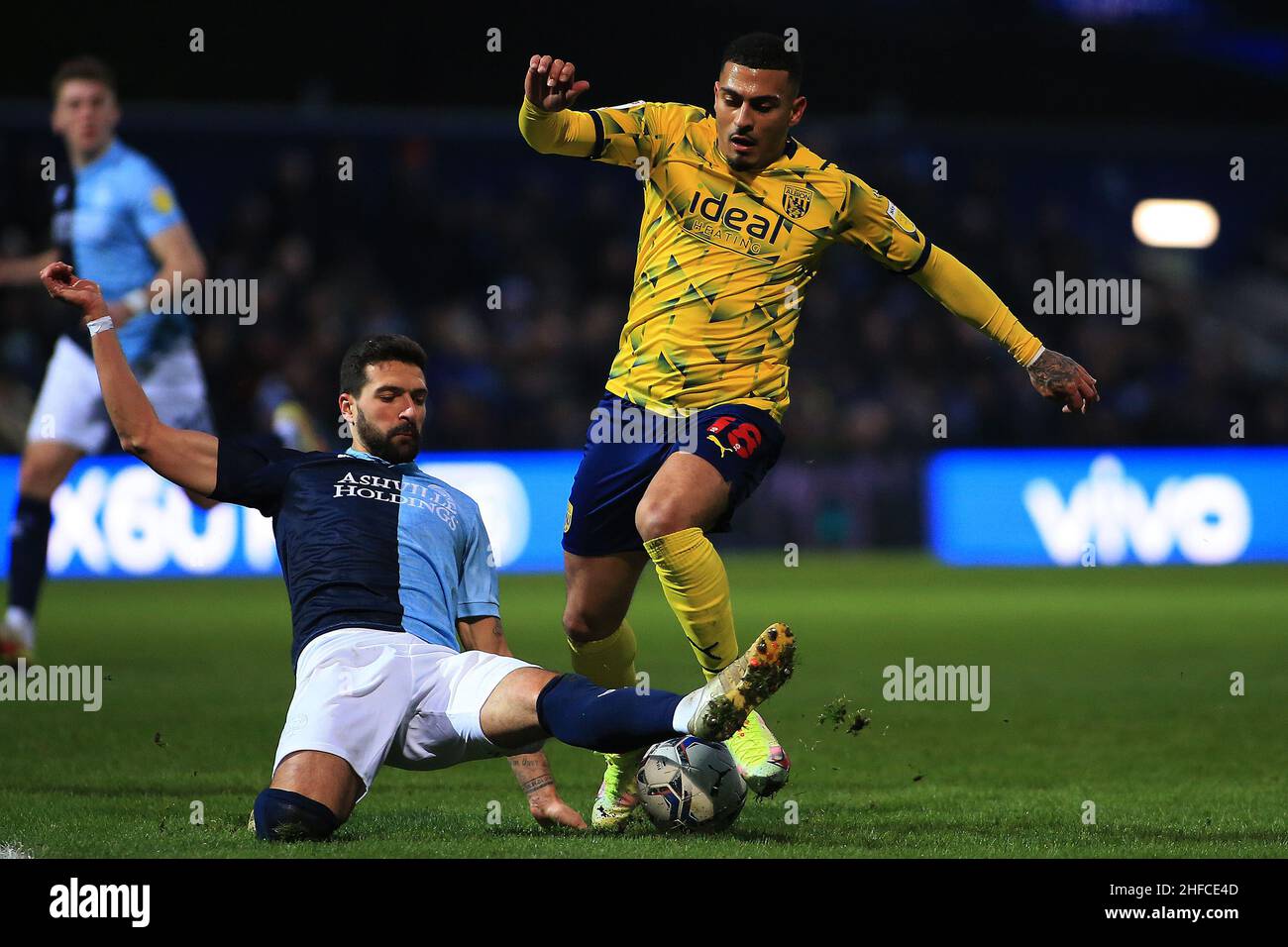 Londra, Regno Unito. 15th Jan 2022. Karlan Grant of West Bromwich Albion (R) è affrontato da Yoann Barbet of Queens Park Rangers (L). EFL Skybet Championship Match, Queens Park Rangers contro West Bromwich Albion presso il Kiyan Prince Foundation Stadium, Loftus Road a Londra sabato 15th gennaio 2022. Questa immagine può essere utilizzata solo a scopo editoriale. Solo per uso editoriale, licenza richiesta per uso commerciale. Nessun uso in scommesse, giochi o un singolo club/campionato/player pubblicazioni. pic di Steffan Bowen/Andrew Orchard sport fotografia/Alamy Live news credito: Andrew Orchard sport fotografia/Alamy Live News Foto Stock