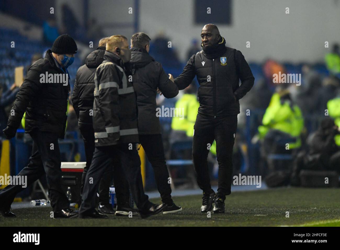 Sheffield, Regno Unito. 15th Jan 2022. Darren Moore manager di Sheffield Mercoledì scuote le mani con Steven Schumacher manager di Plymouth Argyle al termine della partita a Sheffield, Regno Unito, il 1/15/2022. (Foto di Simon Whitehead/News Images/Sipa USA) Credit: Sipa USA/Alamy Live News Foto Stock