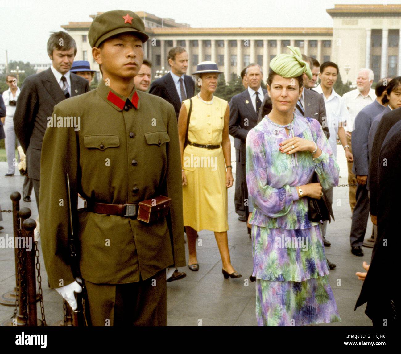 LA REGINA svedese SILVIA durante una visita di Stato in cina 1981 passa un soldato uniforme in una vecchia uniforme in Piazza Tianamen Foto Stock