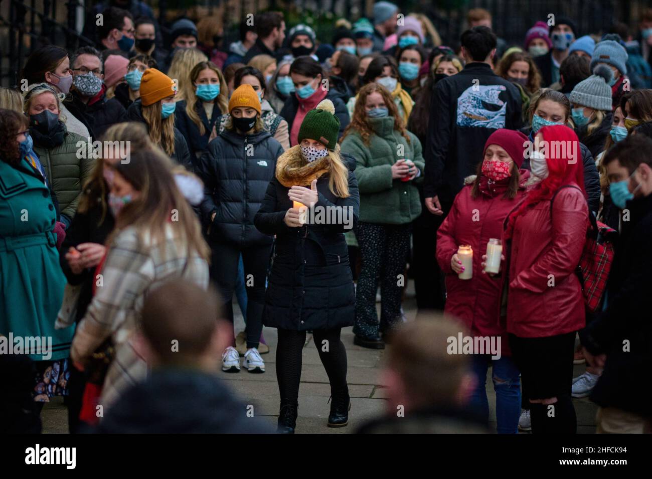 Edimburgo Scozia, Regno Unito gennaio 15 2022. La Vigil per l'insegnante irlandese Ashling Murphy si svolge presso il Consolato Generale d'Irlanda a Edimburgo. Credit sst/alamy live news Foto Stock