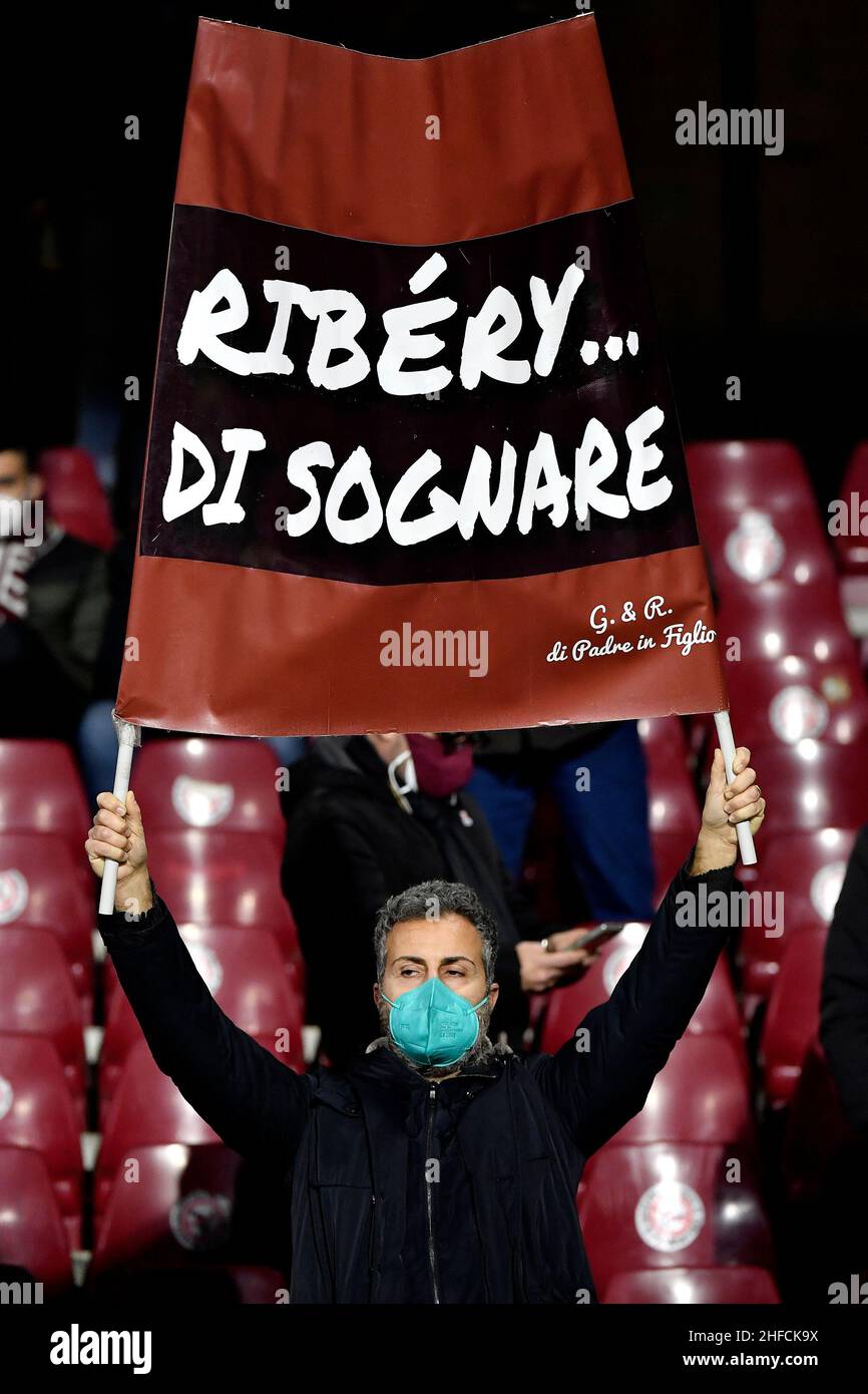 Salerno, Italia. 15th Jan 2022. Un fan di Salernitana mostra una bandiera per Frank Ribery durante la Serie Una partita di calcio tra gli Stati Uniti Salernitana e SS Lazio allo stadio Arechi di Salerno (Italia), 15th gennaio 2022. Foto Andrea Staccioli/Insidefoto Credit: Ininsidefoto srl/Alamy Live News Foto Stock