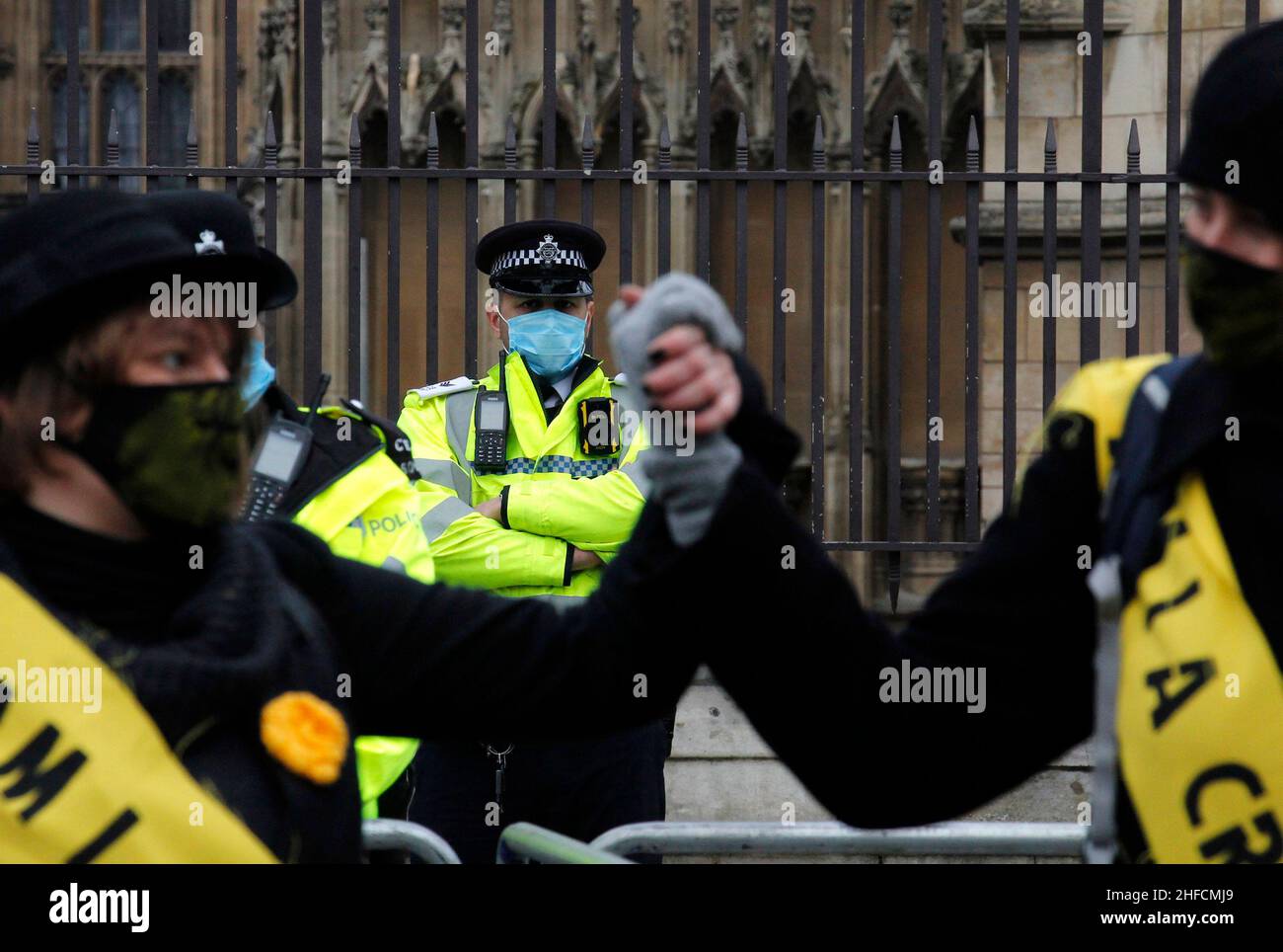 Un gruppo di donne protestano fuori dal parlamento come parte del movimento Kill the Bill. La polizia che sorvegliano il parlamento guarda oltre i manifestanti. Londra, gennaio 15th 2021. Anna Hatfield/Pathos Foto Stock
