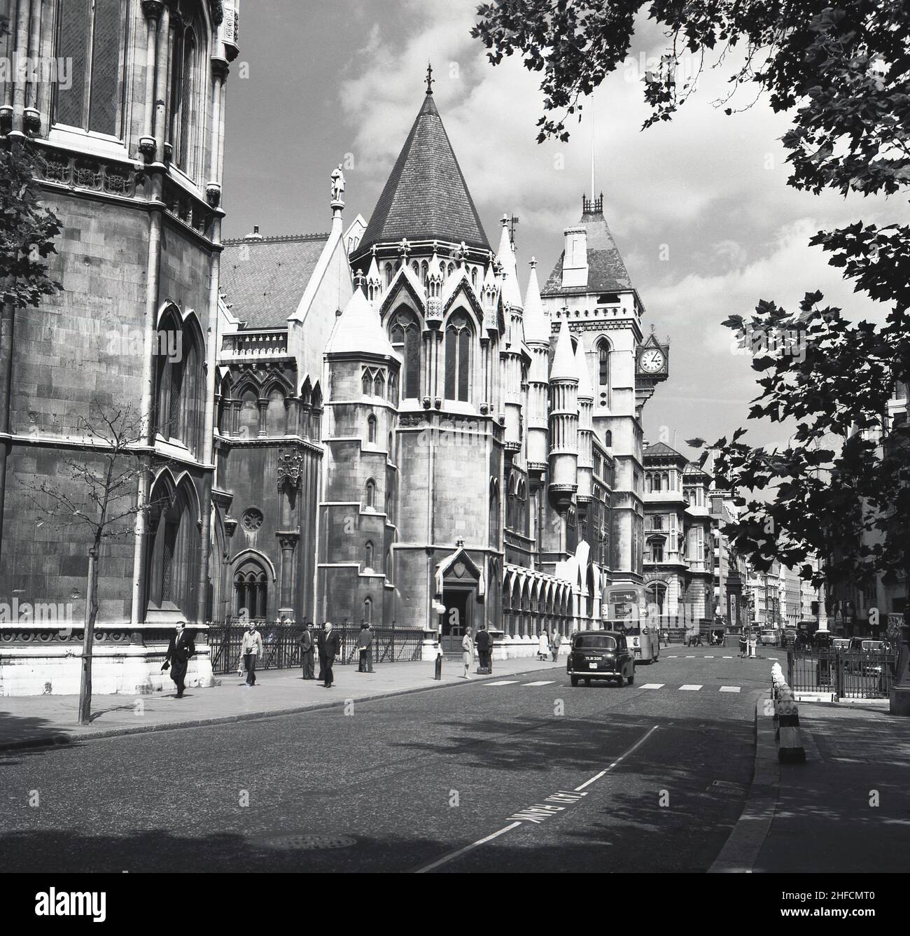 1960s, storico, un autobus London routemaster - No 15 per Aldgate - e un taxi di Londra in una strada fuori dai tribunali di Temple Bar, City of London, England, UK. A destra dell'autobus, in lontananza si trova il monumento al Temple Bar, che segna l'antica entrata della City of London. Foto Stock