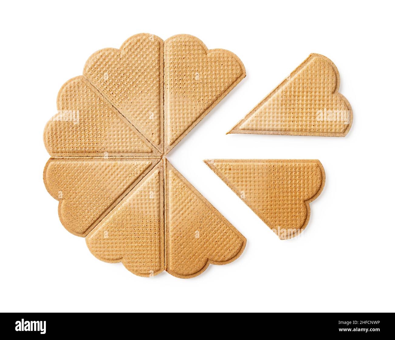 Le cialde a forma di cuore dolce per la guarnitura sono in forma di ruota isolata su sfondo bianco. Biscotti con cialde sottili e piatti per la decorazione del gelato. Foto Stock