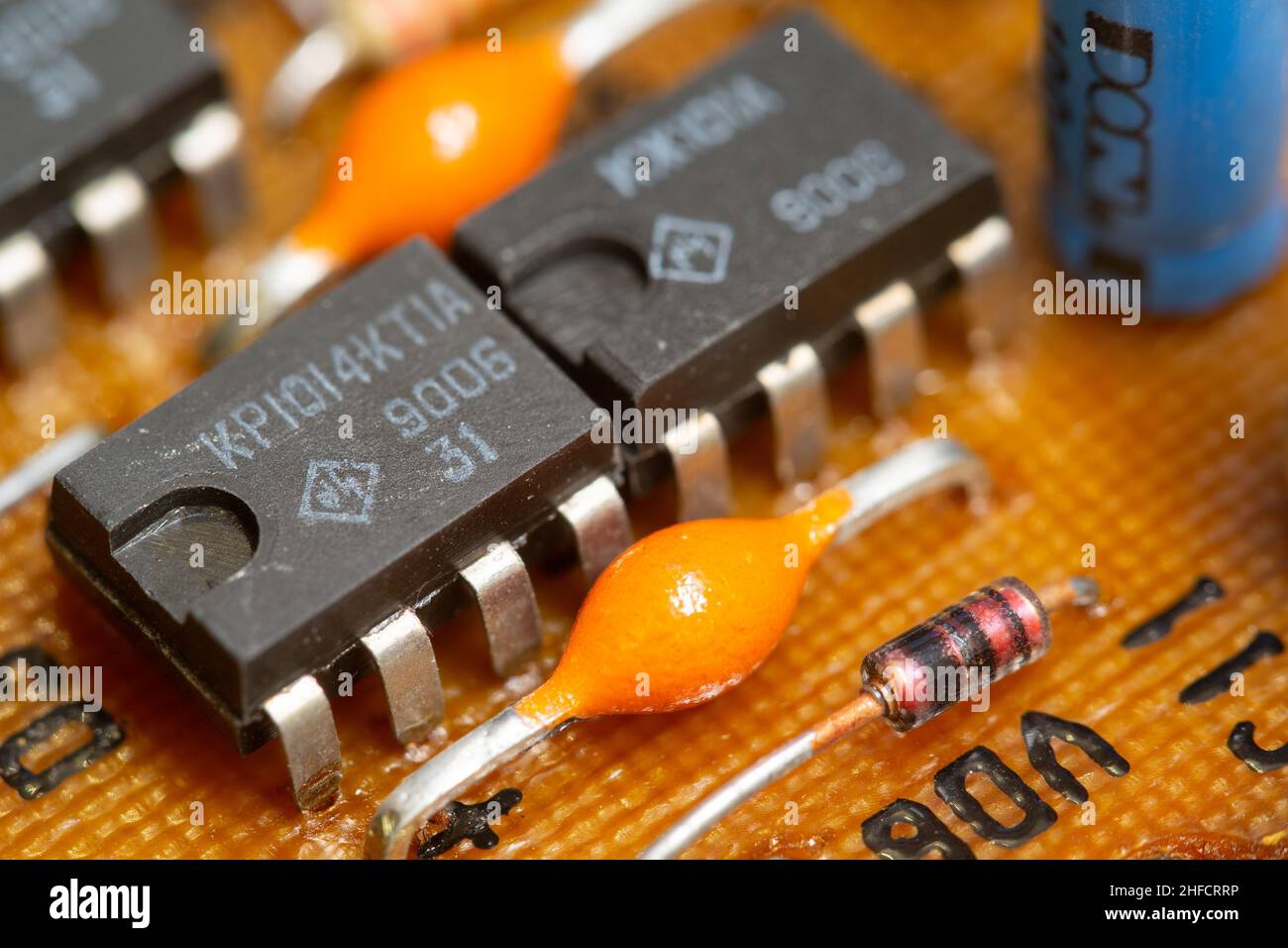 Vecchia scheda a circuito stampato russa con componenti elettronici. Foto Stock