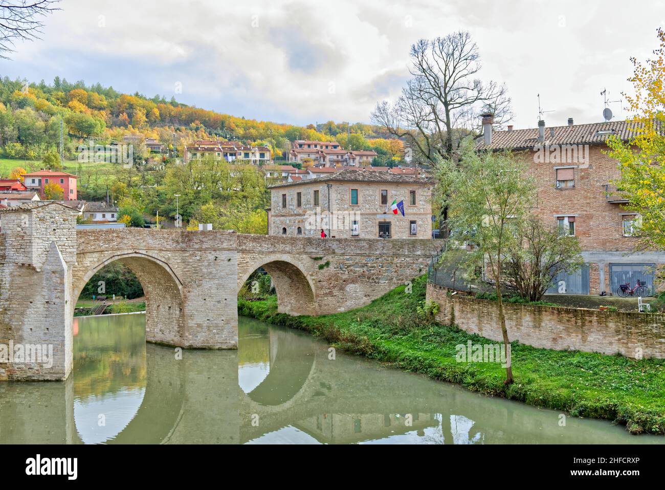 Fermignano, Italia. Vista panoramica del ponte romanico sul fiume metauro Foto Stock