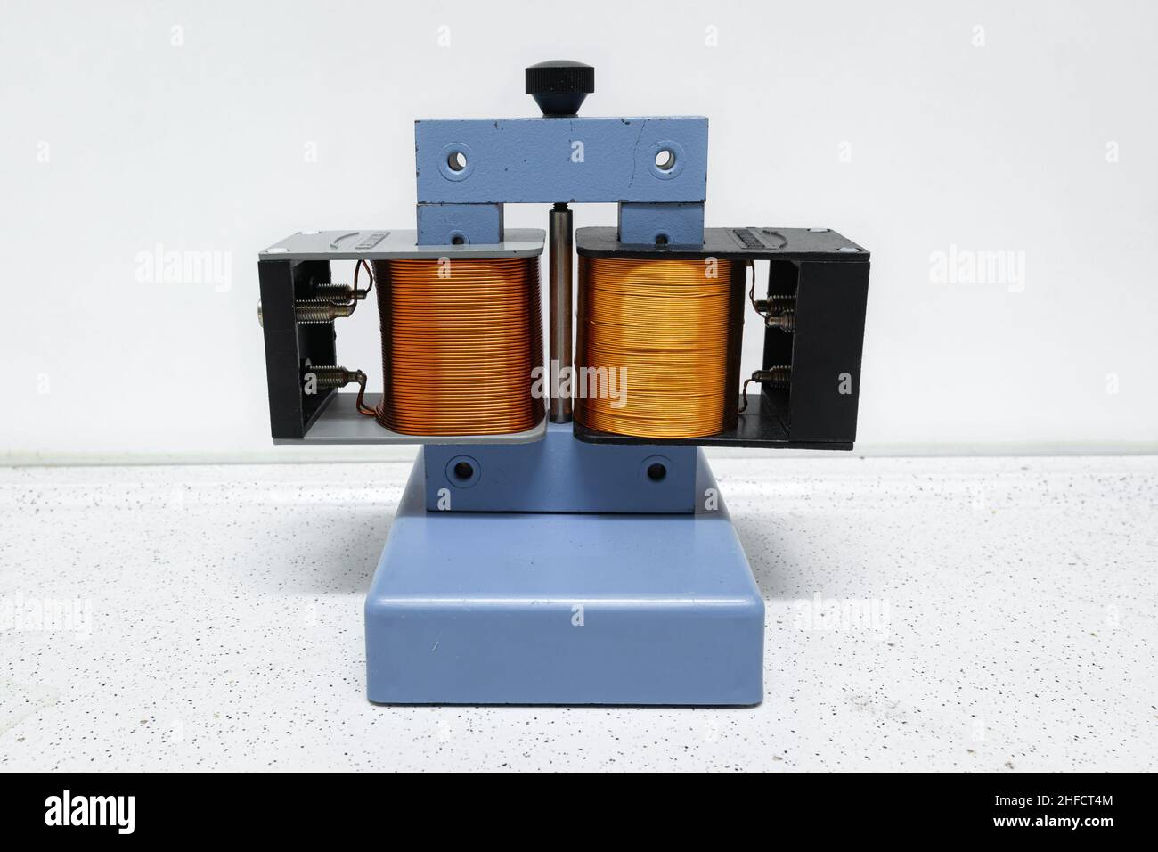 Esempio di trasformatore. Due bobine di filo di rame per trasformare la tensione ad un livello superiore o inferiore. Foto Stock