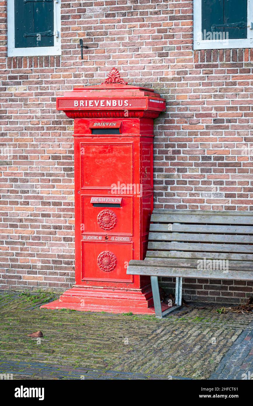 Vecchia cassetta postale olandese di colore rosso, oggi scomparso dalle  strade Foto stock - Alamy