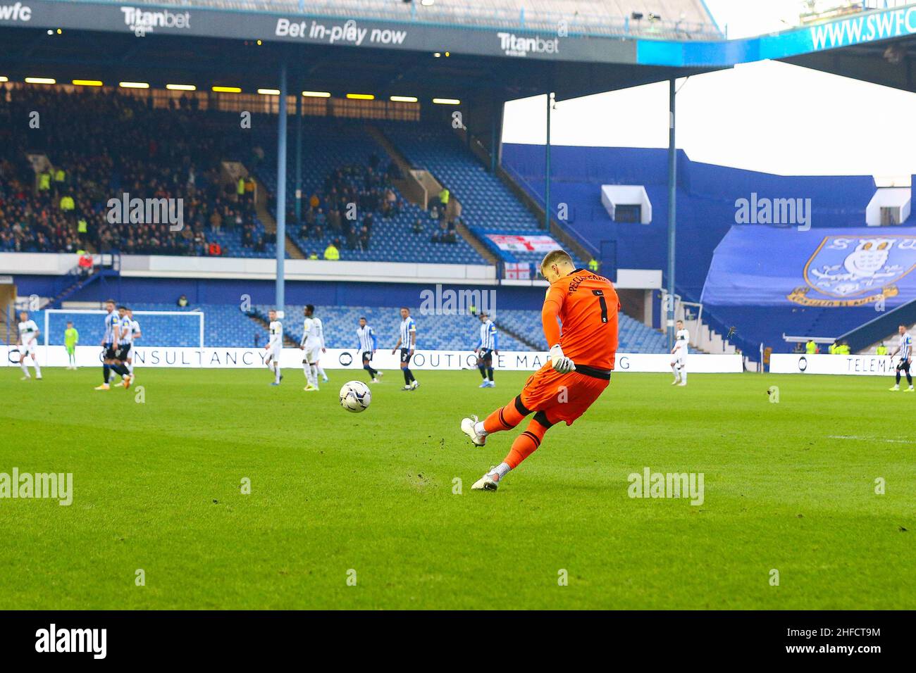 Hillsborough, Sheffield, Inghilterra -15th gennaio 2022 Bailey Peacock-Farrell portiere di Sheffield Mercoledì prende un calcio gratuito - durante la partita Sheffield Mercoledì v Plymouth Argyle, Sky Bet League One, 2021/22, Hillsborough, Sheffield, Inghilterra - 15th gennaio 2022 credito: Arthur Haigh/WhiteRosePhotos/Alamy Live News Foto Stock