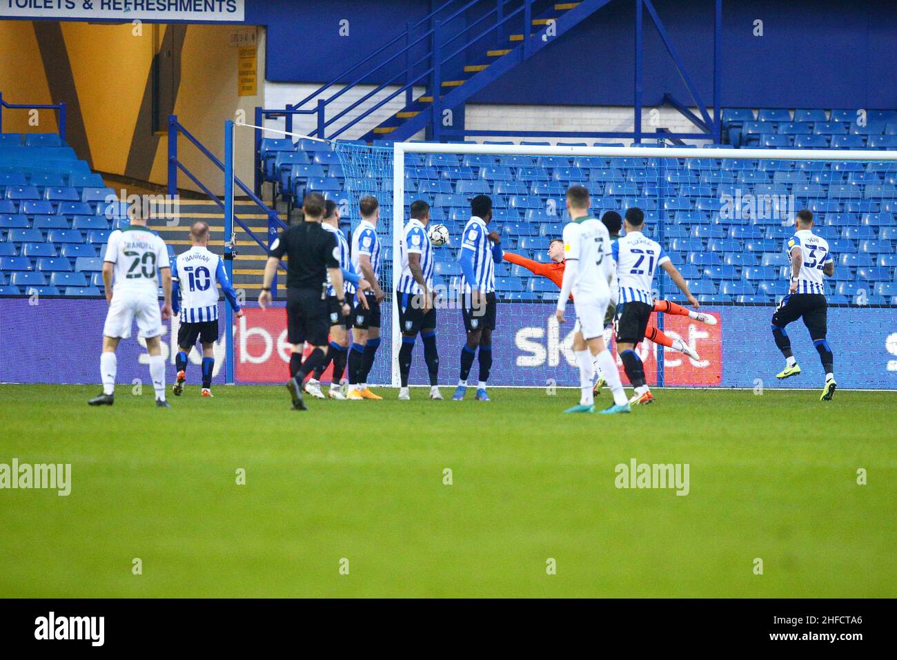 Hillsborough, Sheffield, Inghilterra -15th gennaio 2022 Bailey Peacock-Farrell portiere di Sheffield Mercoledì non può fermare il calcio libero da Adam Randell (20) di Plymouth per farlo 1 - 2 durante il gioco Sheffield Mercoledì v Plymouth Argyle, Sky Bet League One, 2021/22, Hillsborough, Sheffield, Inghilterra - 15th gennaio 2022 credito: Arthur Haigh/WhiteRosePhotos/Alamy Live News Foto Stock