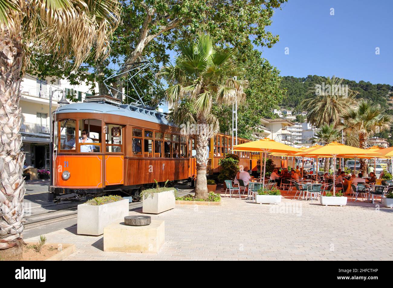 Il "Orange Express' Tram sul lungomare, Port de Soller, Soller comune, Maiorca, isole Baleari, Spagna Foto Stock