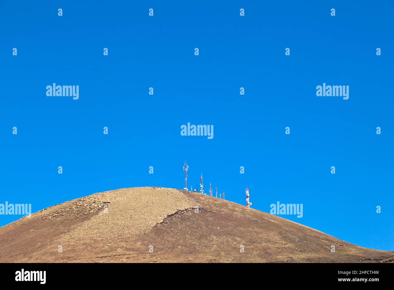 Torre delle telecomunicazioni radio sulla cima di un vecchio vulcano a Lanzarote, Spagna Foto Stock