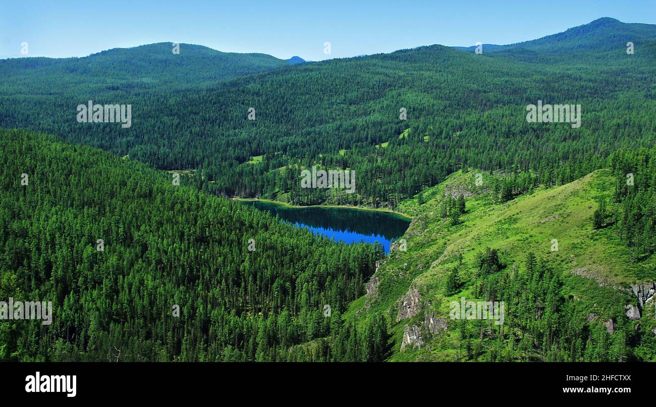 Lago blu Saryachik in montagna in estate nel passo Ulagansky, Altai Foto Stock