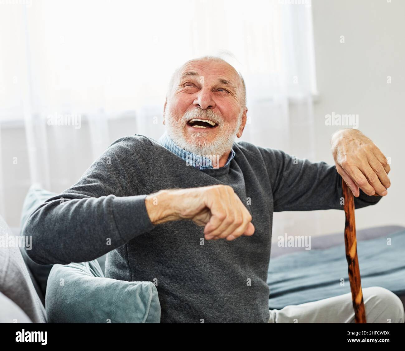 senior disabili uomo camminare bastone bastone bastone ritratto salute pensionamento anziani felice allegro da solo attivo grigio capelli Foto Stock