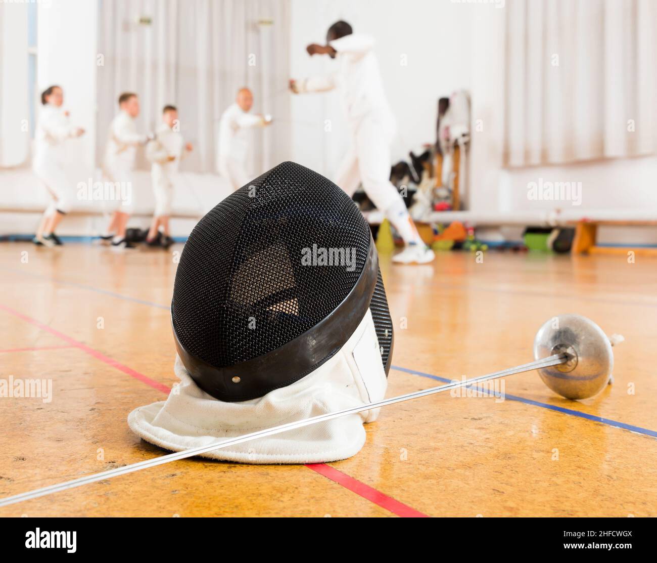 Maschera di recinzione e lamina giacente sul pavimento interno Foto Stock