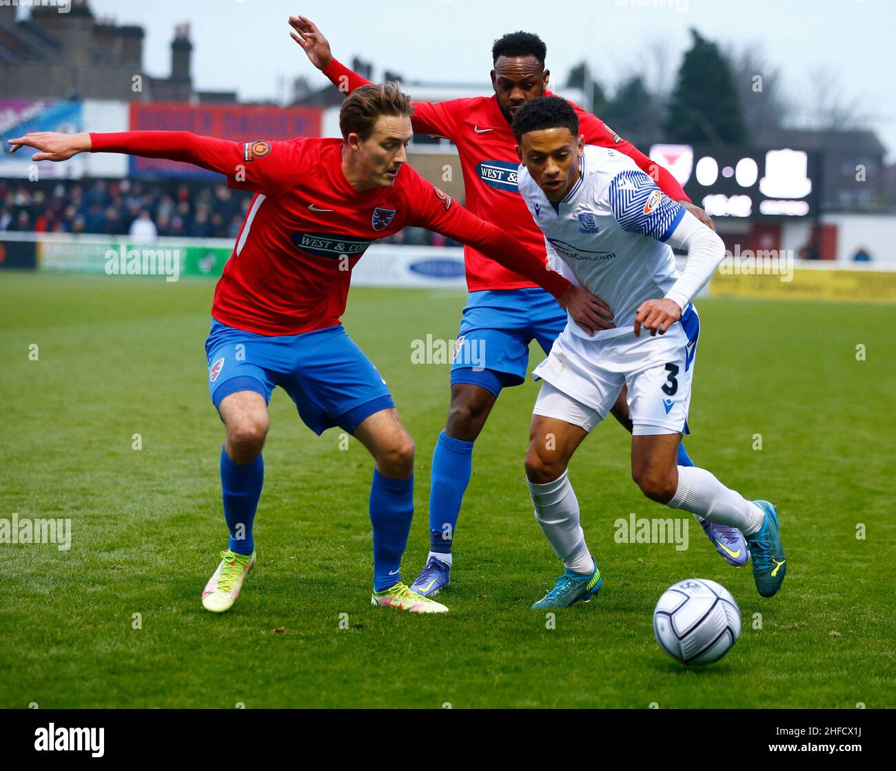 Dagenham, Regno Unito. 15th Jan 2022. DAGENHAM, INGHILTERRA - GENNAIO 15:L-R Dagenham & Redbridge's Will Wright and Nathan Ralph of Southend United durante il quarto round del Trofeo fa tra Dagenham e Redbridge e Southend Uniti a Victoria Road, Dagenham, Regno Unito il 15th Gennaio 2022 Credit: Action Foto Sport/Alamy Live News Foto Stock