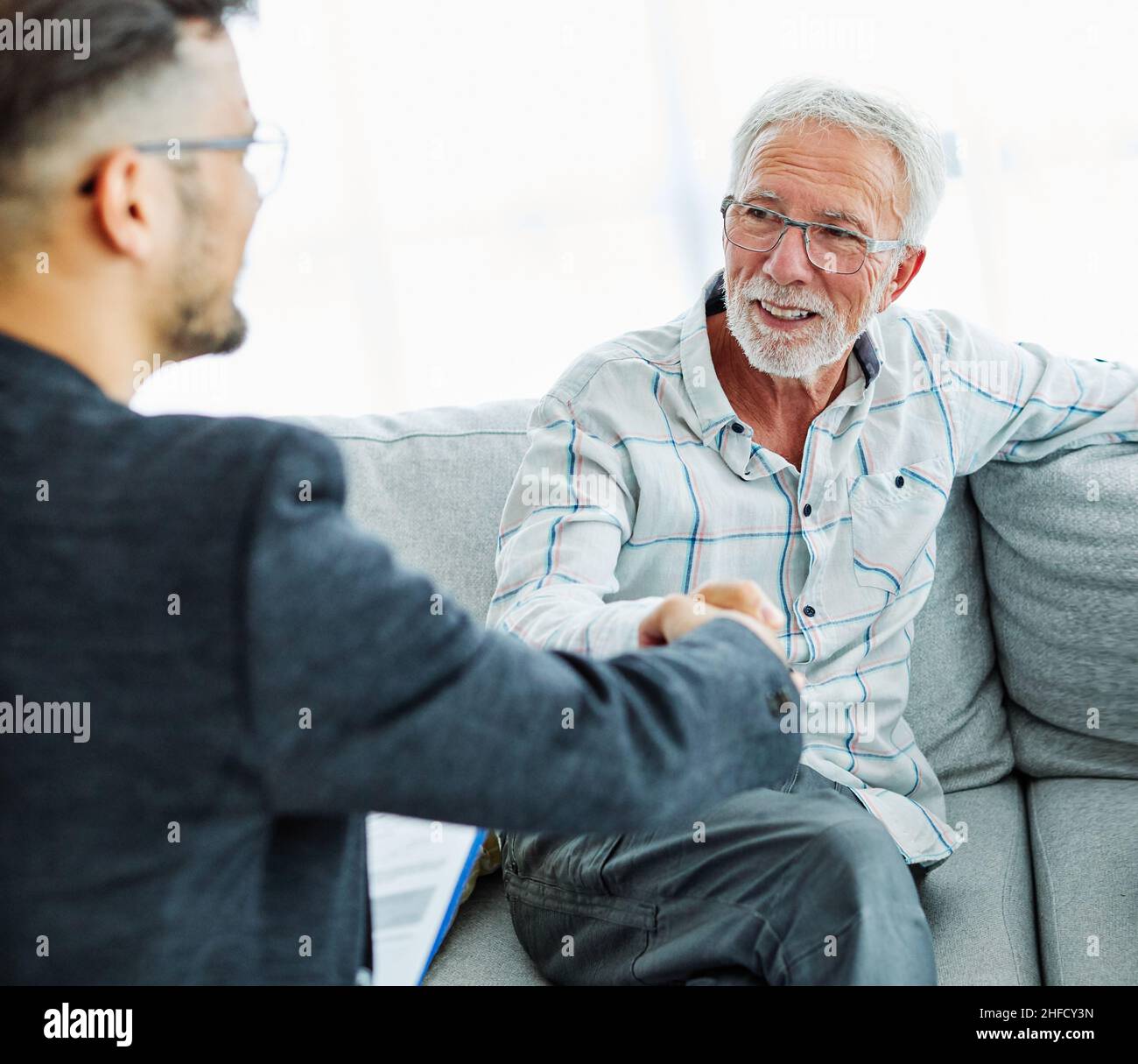 handshake senior coppia investimento finanza mano agente riunione accordo pianificazione casa Foto Stock