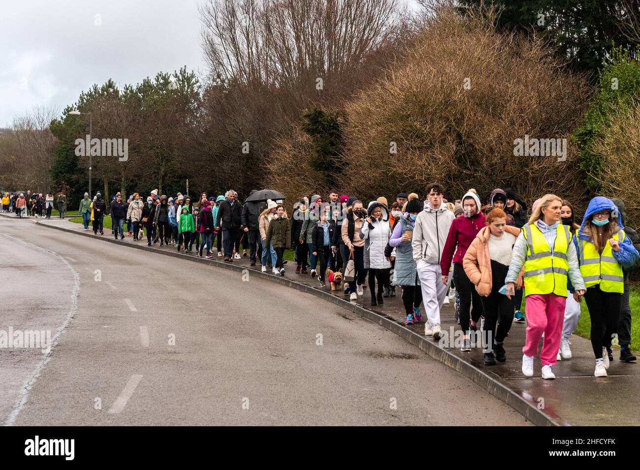 Kinsale, West Cork, Irlanda. 15th Jan 2022. Circa 400 persone si sono riunite a Kinsale questo pomeriggio per tenere una veglia e una passeggiata in memoria di Ashling Murphy. La sig.ra Murphy è stata trovata morta il mercoledì pomeriggio sulle rive del Canal Grande, Co. Offaly. Gardai è ancora alla ricerca del suo assassino, che rimane in grande. Credit: AG News/Alamy Live News Foto Stock