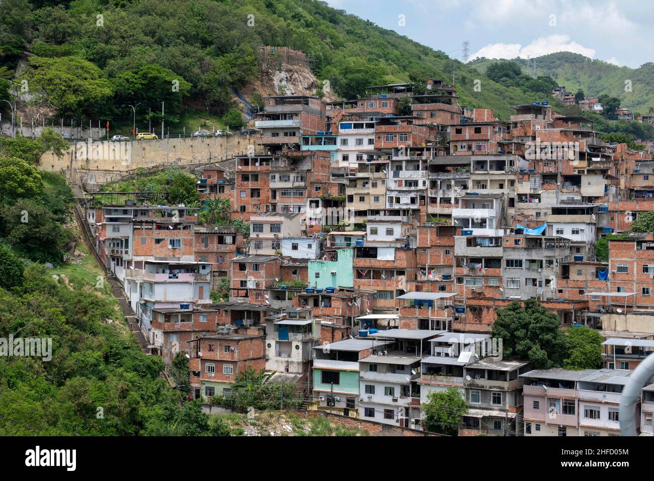 Rio, Brasile - 14 novembre 2021: Vista di una comunità povera su una collina nel nord della città, mostrando la vegetazione vicina Foto Stock