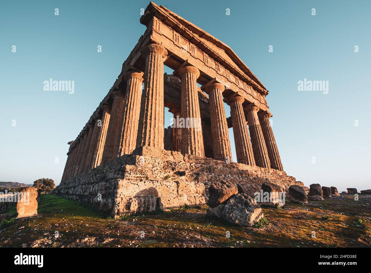 ITALIA, SICILIA, AGRIGENTO, VALLE DEI TEMPLI, GENNAIO 2022: Il Parco Archeologico e paesaggistico della Valle dei Templi fu istituito nel novembre 2000. Dichiarata Patrimonio dell'Umanità dall'UNESCO nel 1997, la Valle dei Templi contiene uno dei più grandi siti archeologici del Mediterraneo immersi in un ambiente naturale di straordinaria bellezza. (Nella foto il Tempio della Concordia) Foto Stock