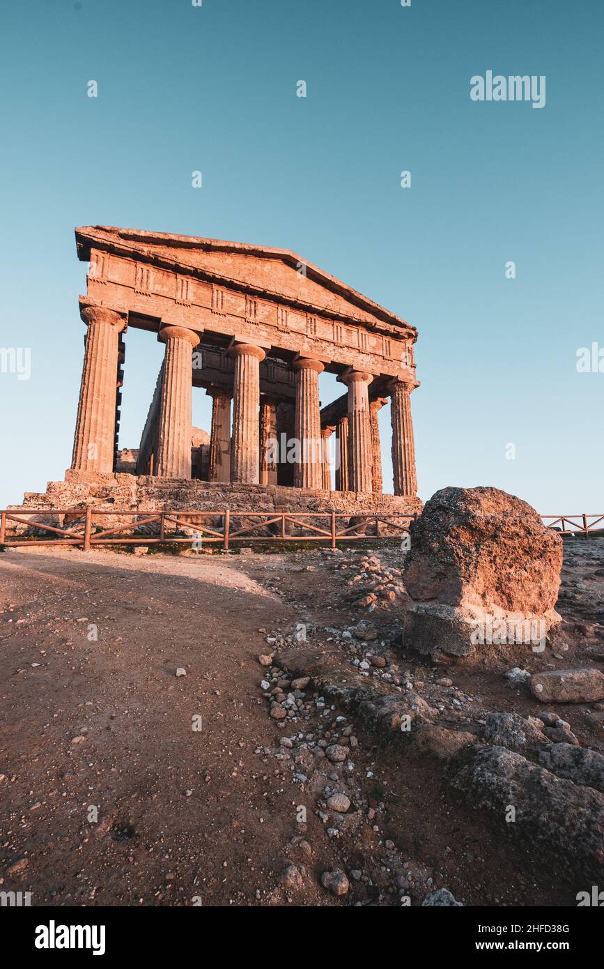 ITALIA, SICILIA, AGRIGENTO, VALLE DEI TEMPLI, GENNAIO 2022: Il Parco Archeologico e paesaggistico della Valle dei Templi fu istituito nel novembre 2000. Dichiarata Patrimonio dell'Umanità dall'UNESCO nel 1997, la Valle dei Templi contiene uno dei più grandi siti archeologici del Mediterraneo immersi in un ambiente naturale di straordinaria bellezza. (Nella foto il Tempio della Concordia) Foto Stock