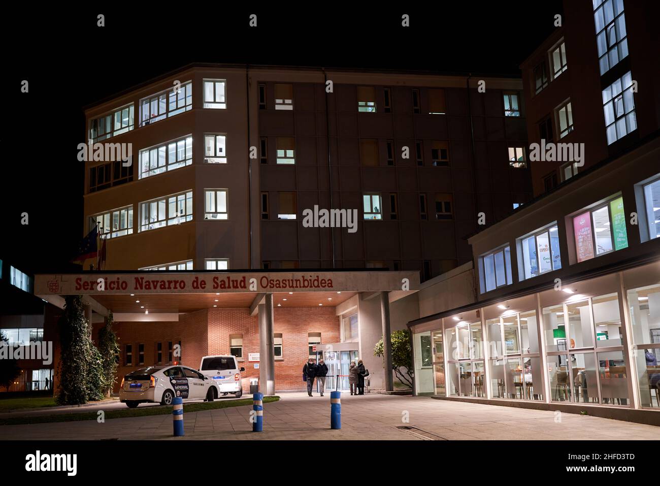 PAMPLONA, NAVARRA SPAGNA GENNAIO 12 2022: Ospedale Navarra visto di notte, ingresso dell'ospedale Foto Stock