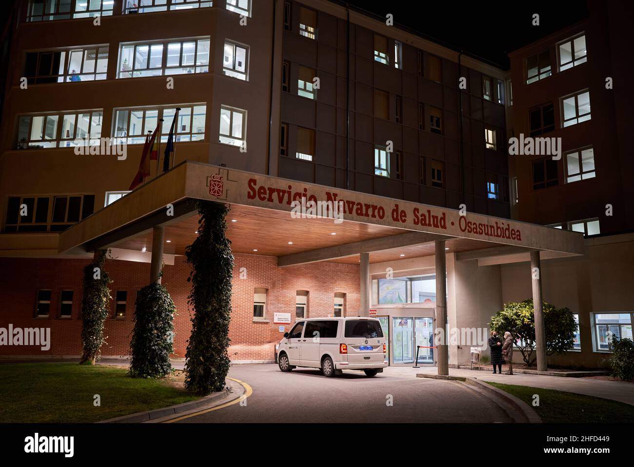 PAMPLONA, NAVARRA SPAGNA GENNAIO 12 2022: Ospedale Navarra visto di notte, ingresso dell'ospedale Foto Stock