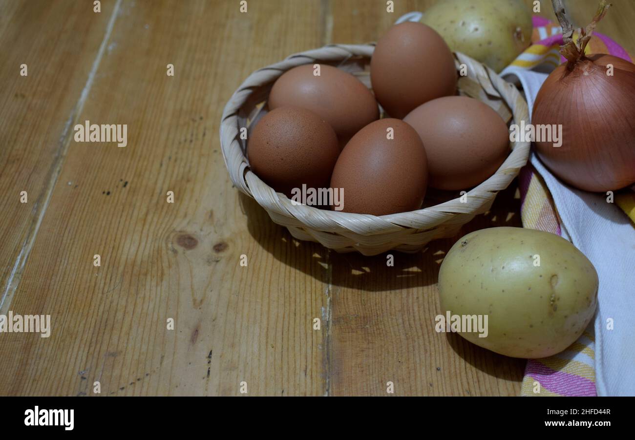 Ingredienti per cucinare una frittata spagnola, una frittata di patate e una cipolla Foto Stock