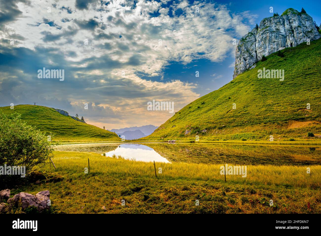 Vista mozzafiato sul lago di montagna Lac d'ai nelle Alpi Vaud sopra Leysin in giorno nuvoloso in estate. Svizzera Foto Stock