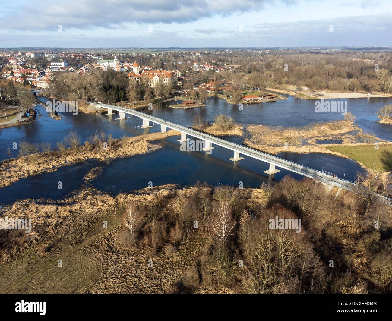 Una piccola città vicino al fiume e le attrazioni turistiche fotografate da un volo con droni in una soleggiata giornata autunnale. Autunno. Foto Stock