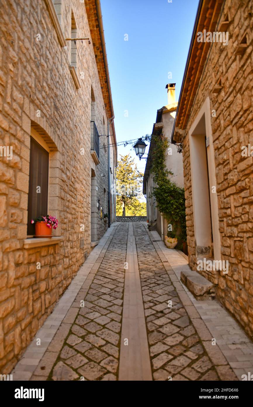 buonalbergo, italia, europa, strada, città, città vecchia, all'aperto, viaggi, turismo, nessuna gente, europa meridionale, strada cittadina, vita cittadina, stile di strada, narro Foto Stock