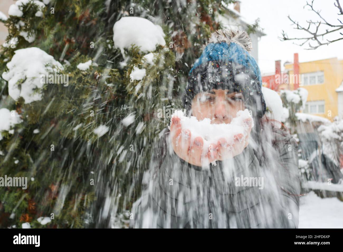 Donna che gioca con la neve Foto Stock