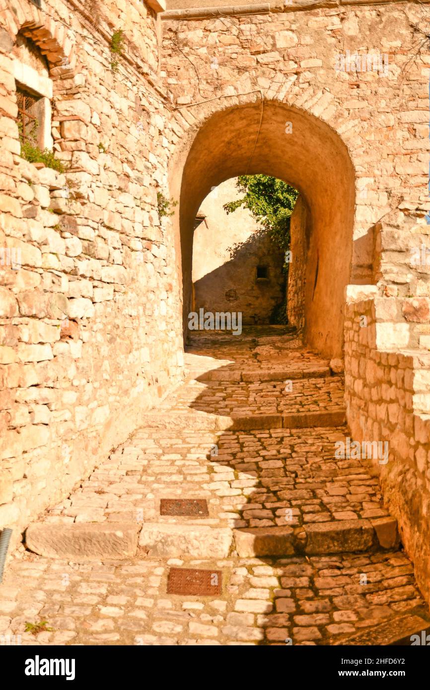 buonalbergo, italia, europa, strada, città, città vecchia, all'aperto, viaggi, turismo, nessuna gente, europa meridionale, strada cittadina, vita cittadina, stile di strada, narro Foto Stock
