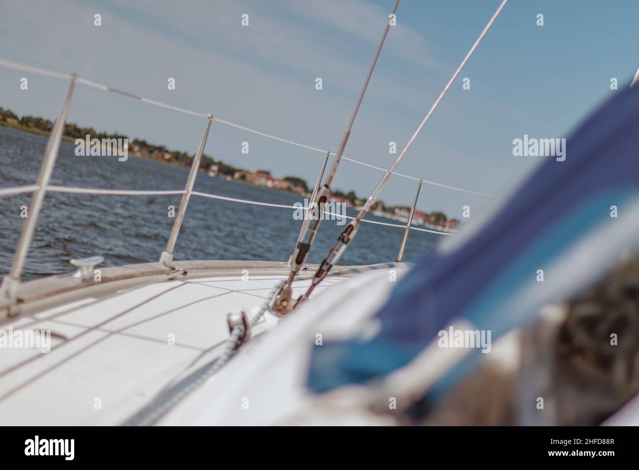 Vista dal ponte di una barca a vela Foto Stock