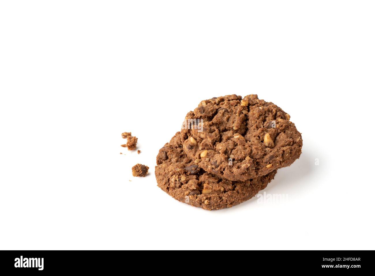 Biscotti alla granola con briciole su sfondo bianco. Spazio di copia. Foto Stock
