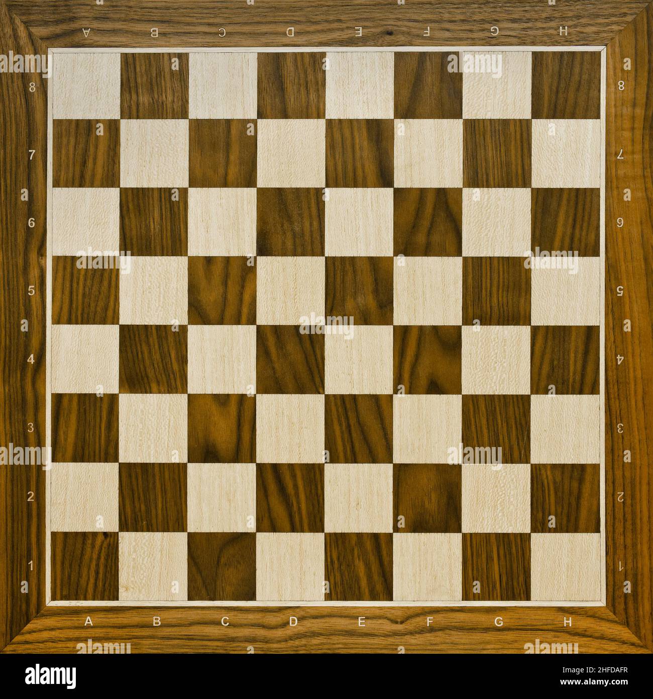 Vista dall'alto sulla scacchiera in legno. Gioco di scacchi. Foto Stock