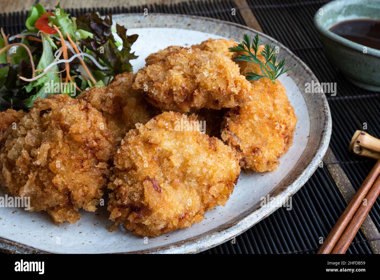 Tonkatsu o maiale fritto, un piatto tradizionale giapponese composto da carne impanata con insalata di verdure. Foto Stock