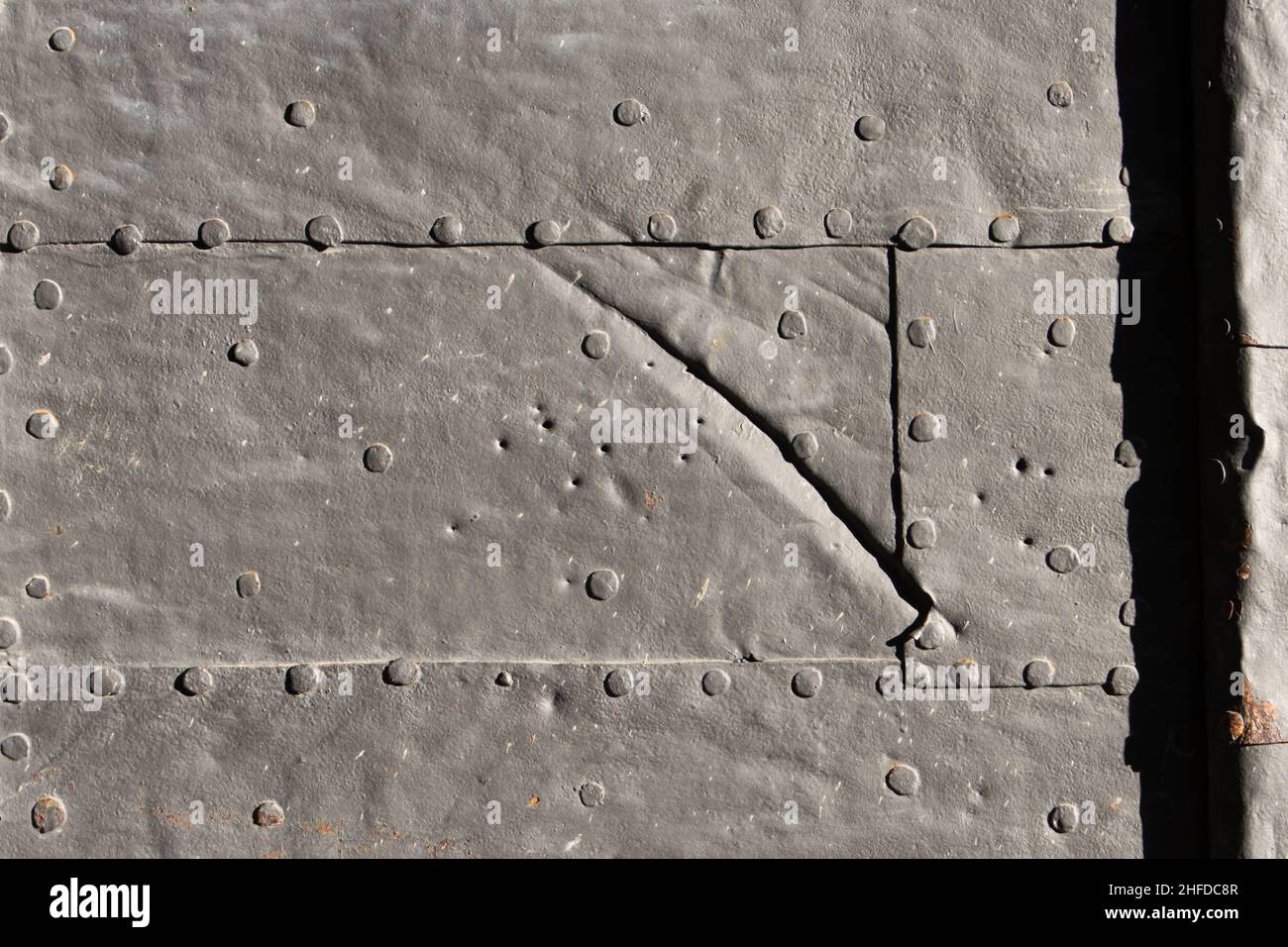 Vecchia piastra di acciaio con rivetti per sfondo Foto Stock