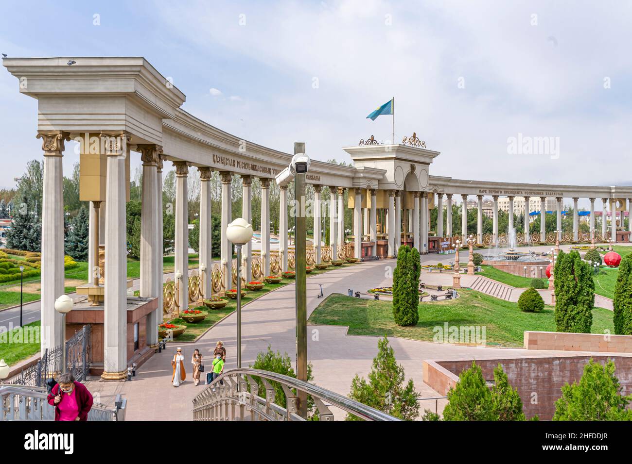 Colonnato del primo Parco del Presidente - un punto di riferimento urbano ad Almaty, Kazakhstan Foto Stock