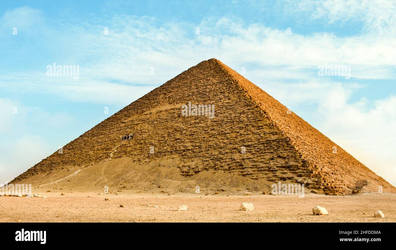 La Piramide Rossa è la più grande piramide del Vecchio Regno nella necropoli di Dahshur, Egitto, Africa. Foto Stock