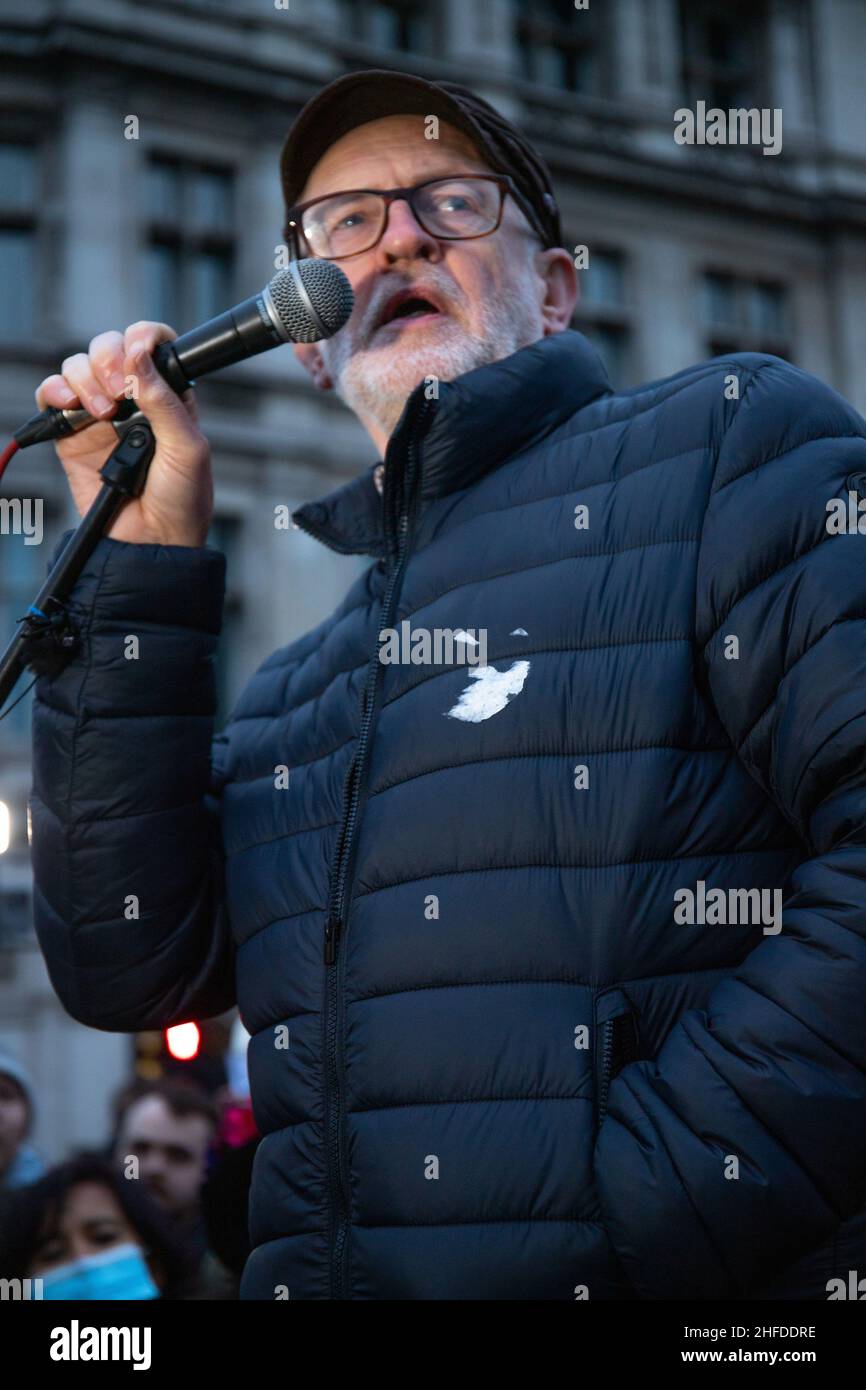 Londra, Inghilterra, Regno Unito 15 gennaio 2022 Jeremy Corbyn si rivolge a centinaia di manifestanti riuniti a Parliament Square a seguito di una marcia da Lincolns Inn Fields detenuta in opposizione alla polizia, criminalità, condanna e tribunale Bill Foto Stock