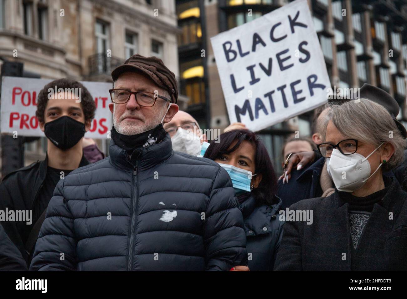 Londra, Inghilterra, Regno Unito 15 gennaio 2022 Jeremy Corbyn si rivolge a centinaia di manifestanti riuniti a Parliament Square a seguito di una marcia da Lincolns Inn Fields detenuta in opposizione alla polizia, criminalità, condanna e tribunale Bill Foto Stock
