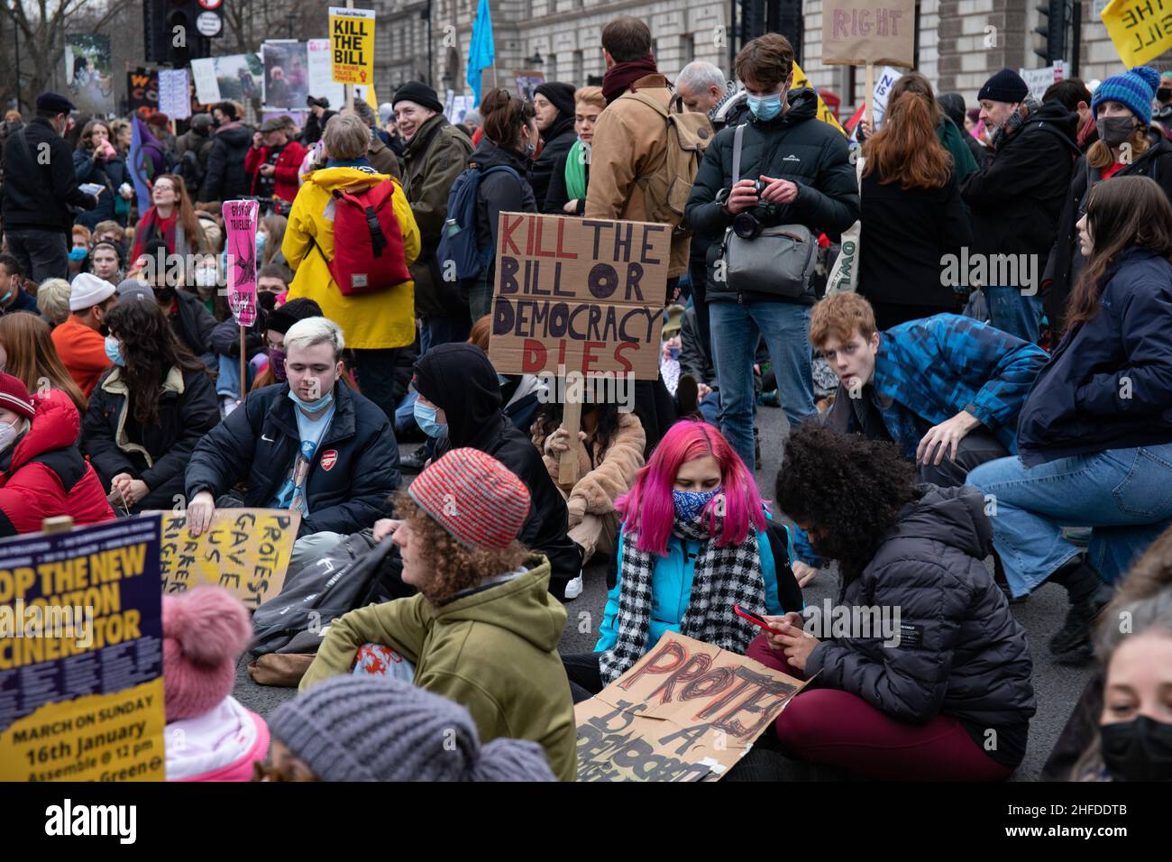 Londra, Inghilterra, Regno Unito 15 gennaio 2022 centinaia di manifestanti si riuniscono al Lincolns Inn Fields in marcia verso la Piazza del Parlamento in opposizione alla polizia, al crimine, alla condanna e al tribunale Bill Foto Stock