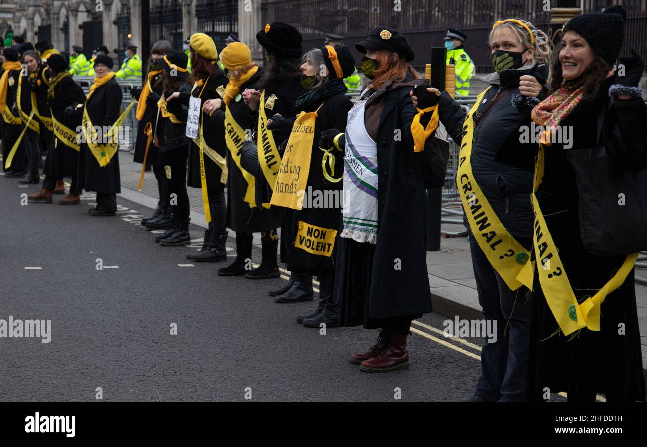 Londra, Inghilterra, Regno Unito 15 gennaio 2022 le donne vestite con cappotti neri e ceneri gialle in stile suffragette si uniscono a centinaia di manifestanti al Lincolns Inn Fields, marciando in Piazza del Parlamento in opposizione alla polizia, al crimine, alla condanna e al tribunale Bill Foto Stock