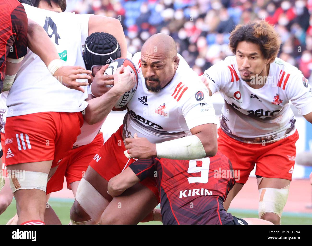 Tokyo, Giappone. 15th Jan 2022. Kobelco Kobe Steelers prop Isileli Nakajima (C) porta la palla al gioco del nuovo campionato di rugby giapponese Japan Rugby League una divisione uno tra Yokohama Canon Eagles e Kobelco Kobe Steelers sabato 15 gennaio 2022. Yokohama Canon Eagles sconfisse Kobelco Kobe Steelers 55-21. Credit: Yoshio Tsunoda/AFLO/Alamy Live News Foto Stock